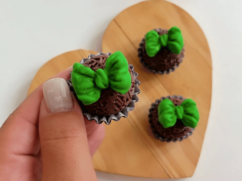 Biscuit Comestível Laço Verde c/ 4 unidades -  Meninas do Açúcar